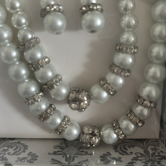 Ellen Tracy Faux pearls - costume jewelry - 3 piece - Brand New - never worn - Picture 2 of 6